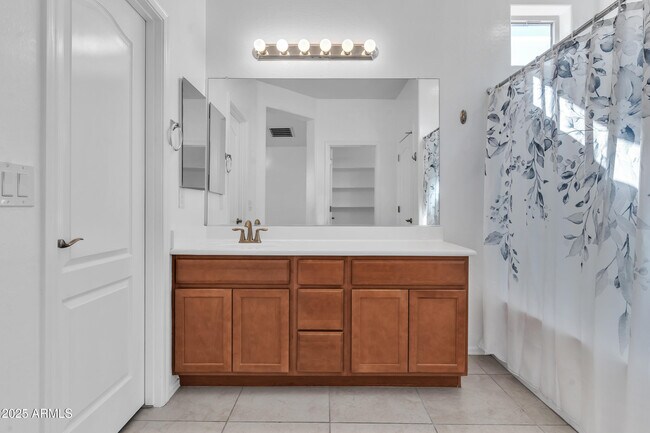 Building Photo - 2354 E Bellerive Dr