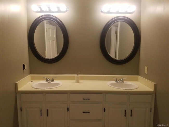 Building Photo - 1811 Young Farm Rd