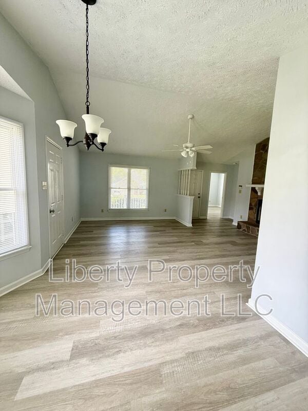 Building Photo - 1222 Skyline Dr