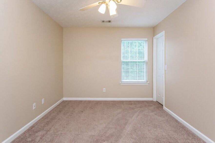 Building Photo - 400 Crested View Dr