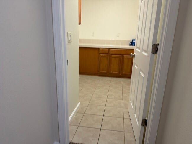 Building Photo - Gorgeous 4 bedroom 2 story home in Anatolia