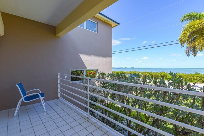 Building Photo - 8 Floral Ave