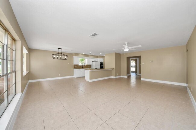 Building Photo - 11811 Campos Dr
