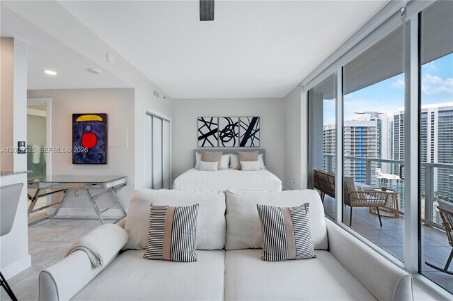Building Photo - 1060 Brickell Ave