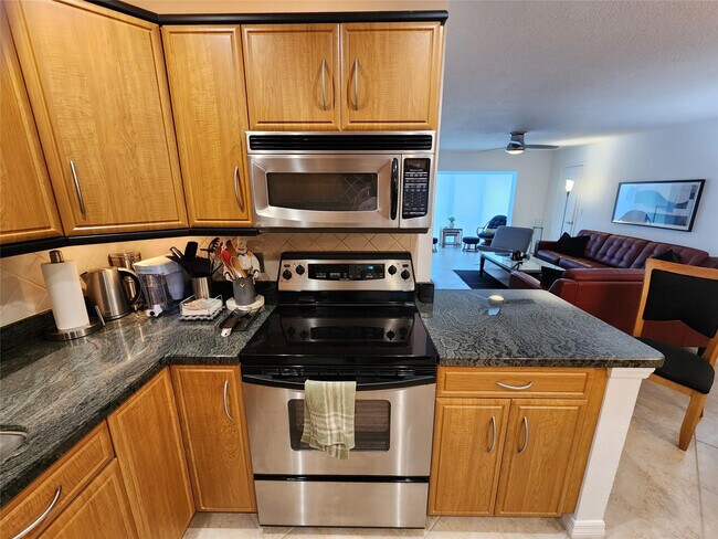 Building Photo - 6437 Bay Club Dr