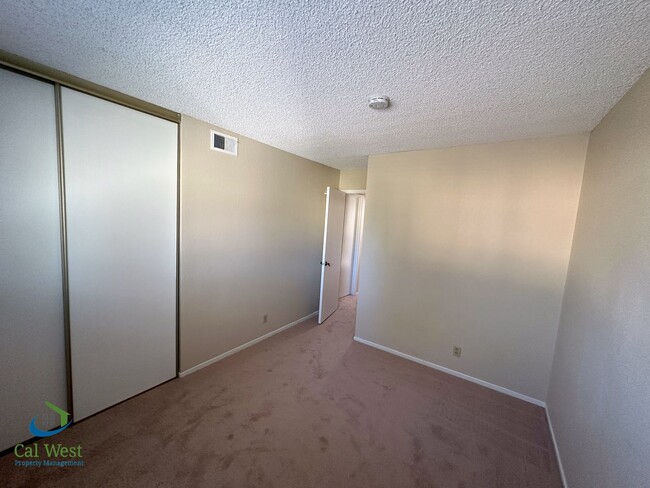 Building Photo - $3750 - Remodeled  3 Bed/2.5 Bath Townhome...