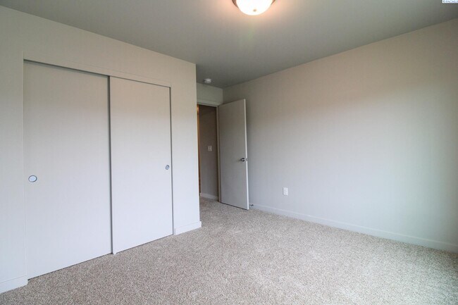 Building Photo - 3 Bed/2 Bath Duplex in Pasco