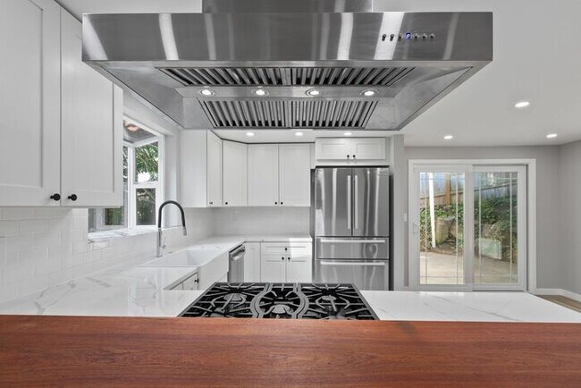 Building Photo - Elegant Air-Conditioned Newly Remodeled Matthews Beach Rambler