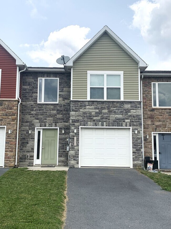 Primary Photo - Spacious 3-Bed, 2.5-Bath Townhouse with Fe...