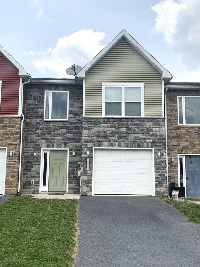 Primary Photo - Spacious 3-Bed, 2.5-Bath Townhouse with Fenced Backyard!