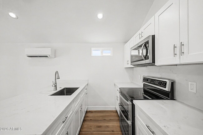 Building Photo - 521 W Mariposa St