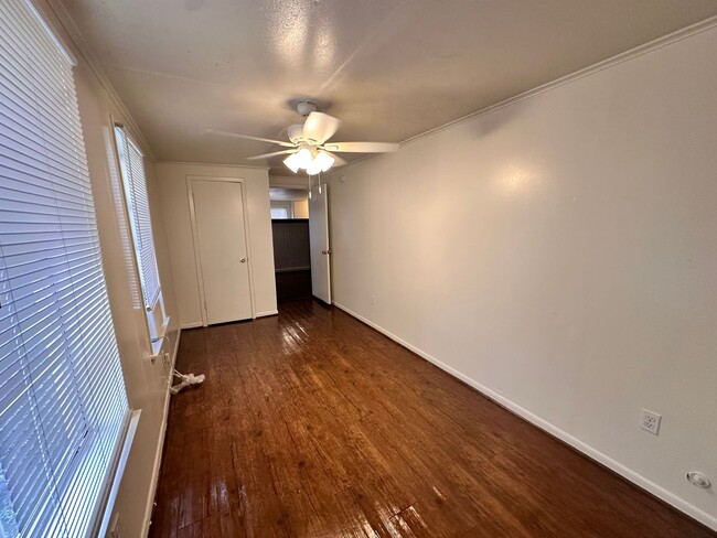 Building Photo - COZY 2-Bed GARAGE APARTMENT w/ FENCED YARD...