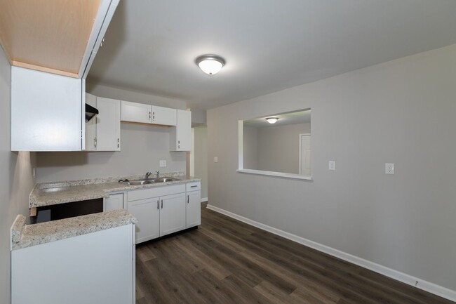 Building Photo - Completely renovated 3 bed 2 full bath hom...