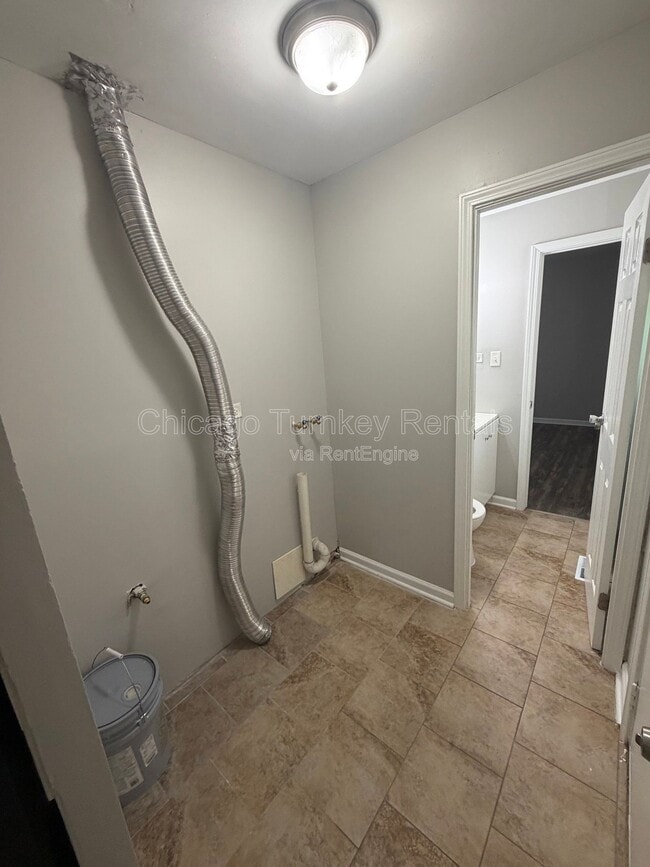 Building Photo - 105 S Sycamore Ln