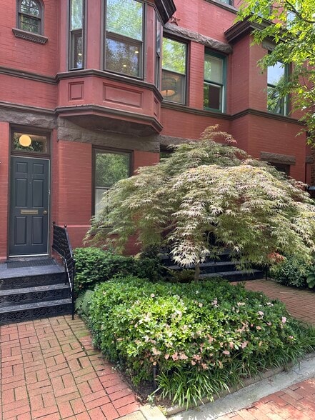 Building Photo - 3042 R St NW