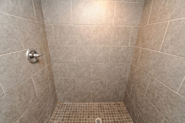Building Photo - 4 Bedroom / 2 Bath Home Available Now!