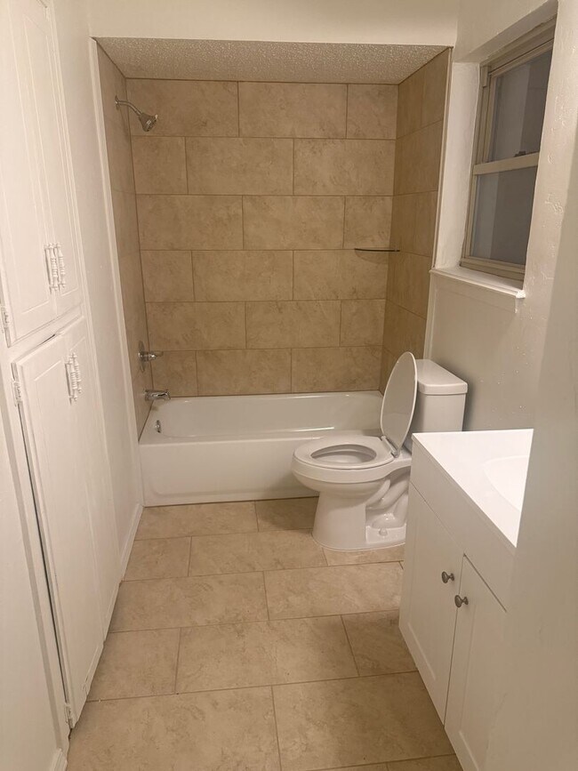 Building Photo - 735 Willow Run