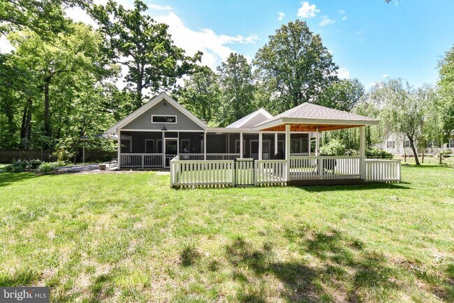 Building Photo - 14 Oak Ln