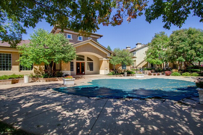 Building Photo - Delightful Condo in gated community!!