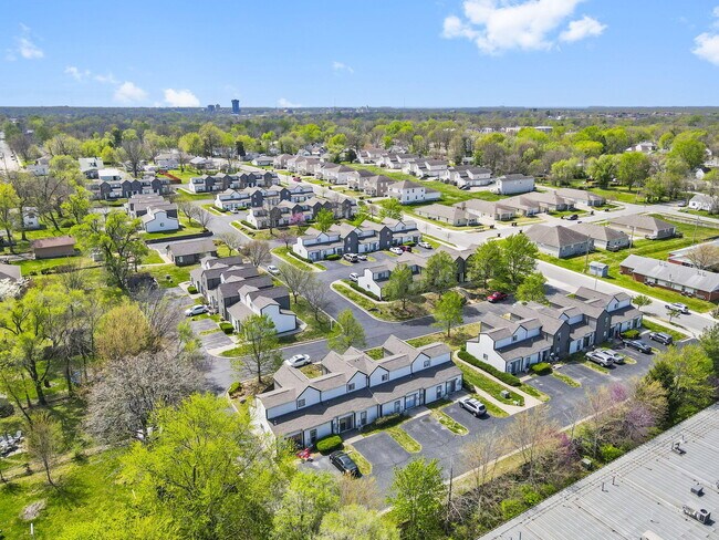 Building Photo - 1447 E Oakwood Ln