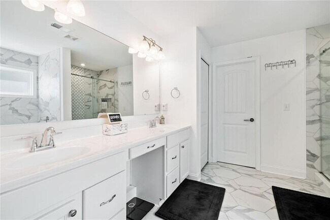 Building Photo - 2121 Harmony Dr