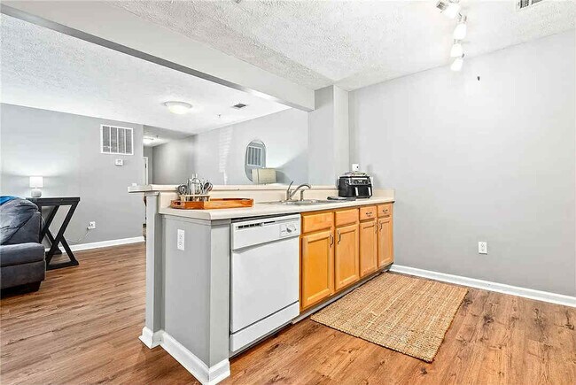 Building Photo - 1385 S Donahue Dr