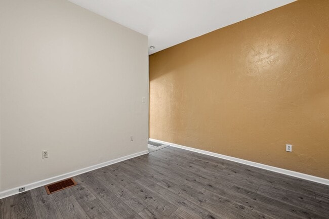 Building Photo - Stunning 3 bedroom home in South Side avai...