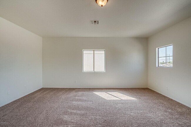 Building Photo - Charming 4 Bedroom 3 Bath 3 Car garage Hom...