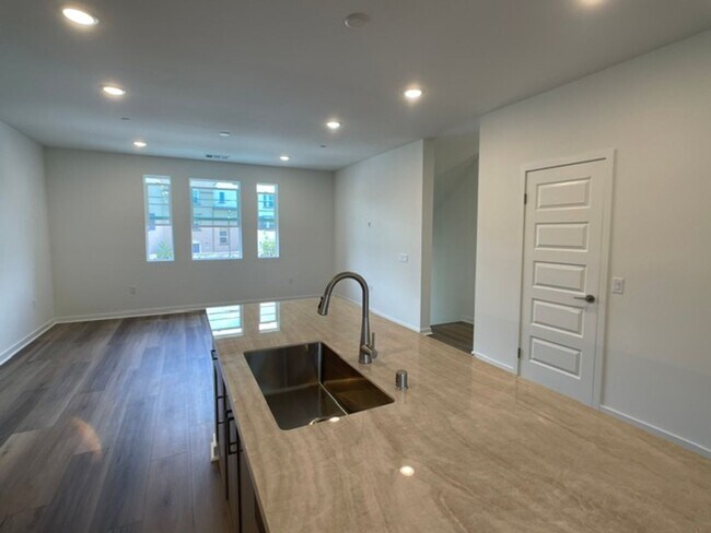 Building Photo - Camarillo 3 Bed 4 Bathroom Never Lived In Condo
