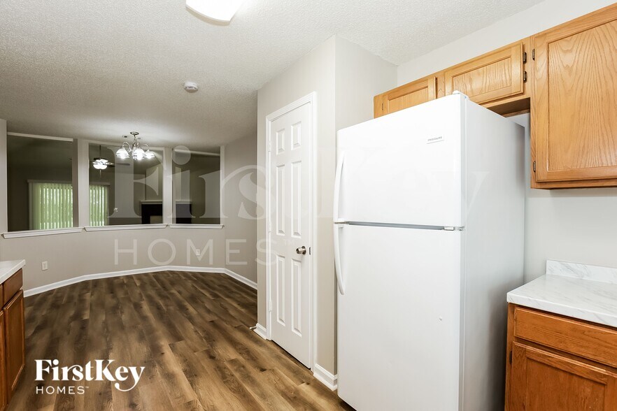 Building Photo - 370 Tait Rd