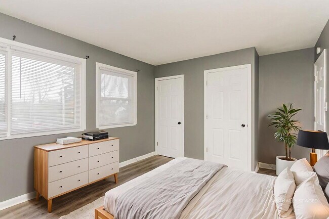 Building Photo - Charming 2 Bed, 1 Bath Apartment in Indianapolis - Don't Miss Out!