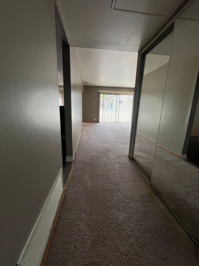 Building Photo - Runaway bay Condo Apartment