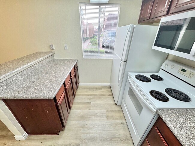 Building Photo - Stylish condo with new upgrades, tennis courts, and pool access