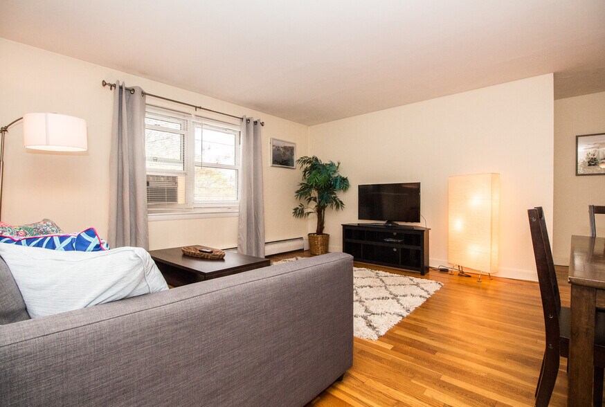 Primary Photo - 99 Chestnut St