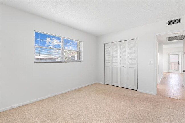 Building Photo - 410 Fanshaw J
