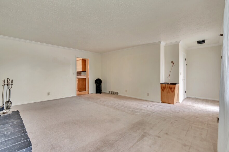 Reverse of the living room without furniture - 1319 Westminster Ave S