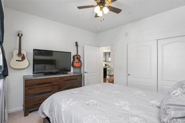 Building Photo - Like new gorgeous ground level Condo with Detached Garage and open floor plan.