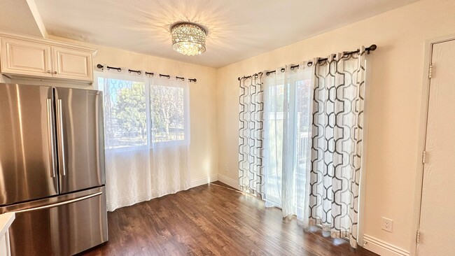 Building Photo - Beautifully Updated & Remodeled Upstairs C...