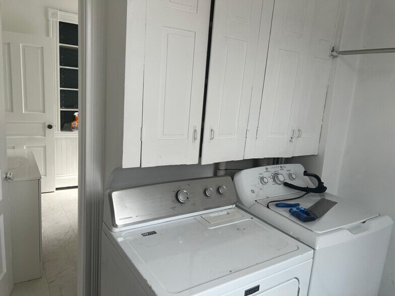 Building Photo - 210 E Main St