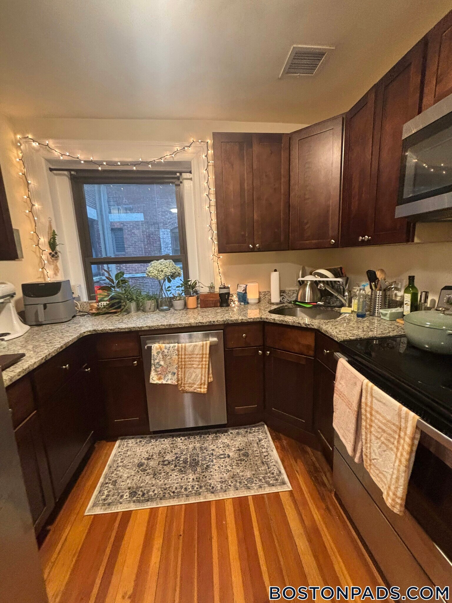 Building Photo - 1463 Beacon St