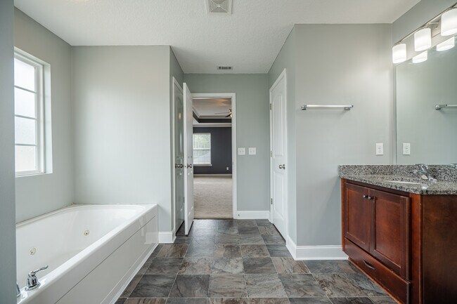 Building Photo - 717 Highgrove Ct
