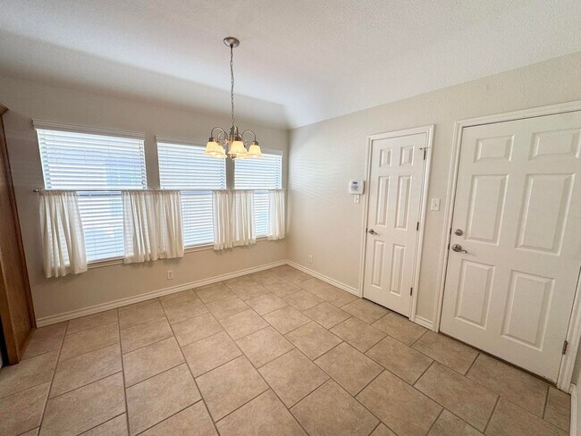 Building Photo - 3 Bed 2 Bath Ready To Rent ASAP!