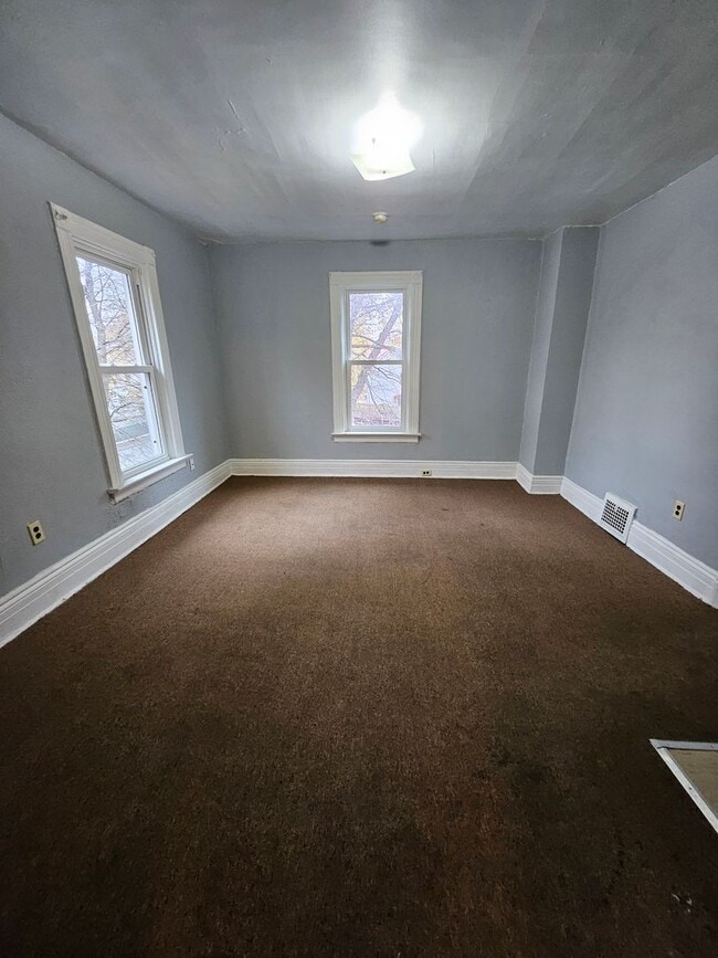 Building Photo - 1014 E 5th St