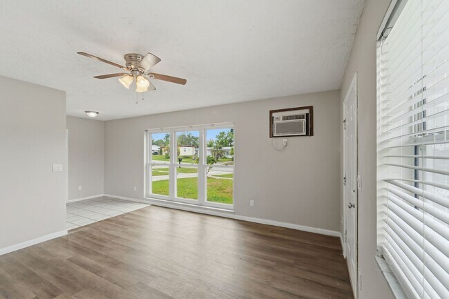 Building Photo - Charming & Spacious 2-Bedroom Home with Modern Finishes and Outdoor Living at 793 Crawford St, De...