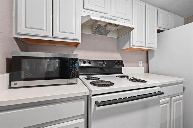 Building Photo - 2124 Burton Dr