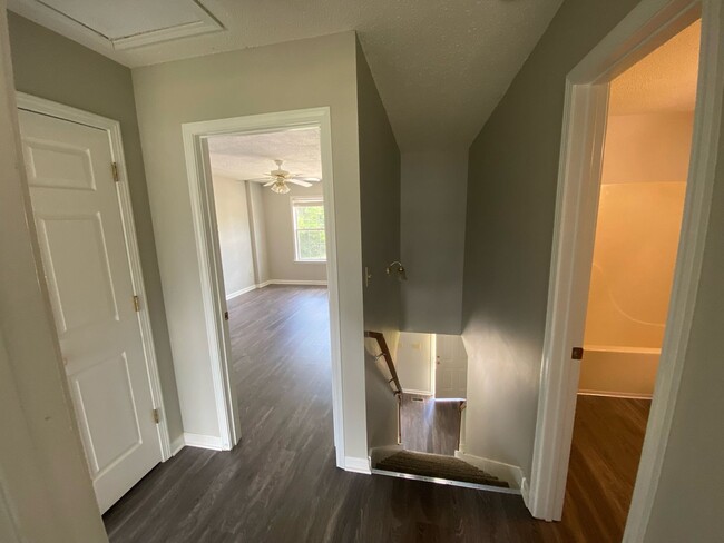 Building Photo - Renovated Columbia Townhome!!