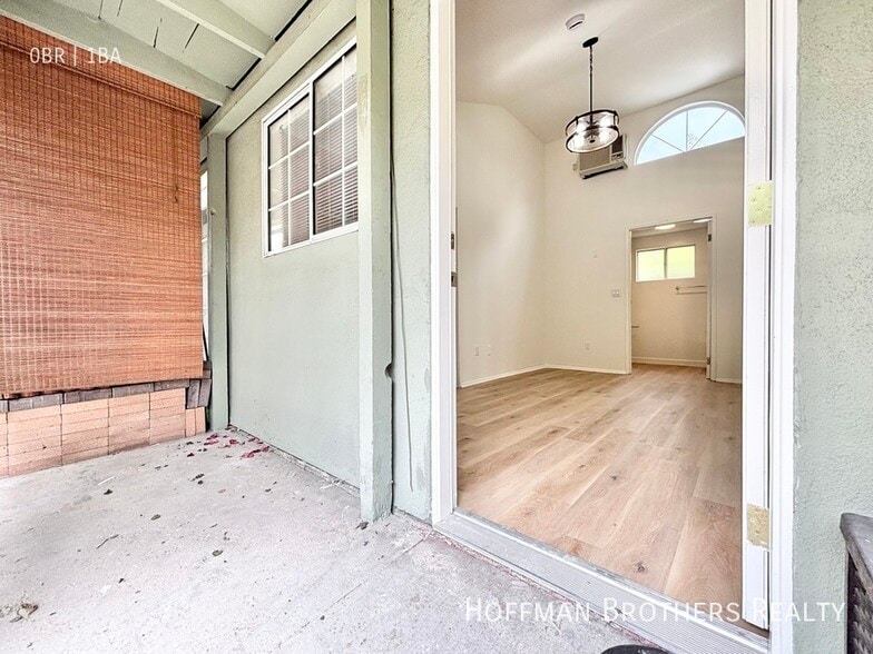 Building Photo - 2448 Beachwood Dr