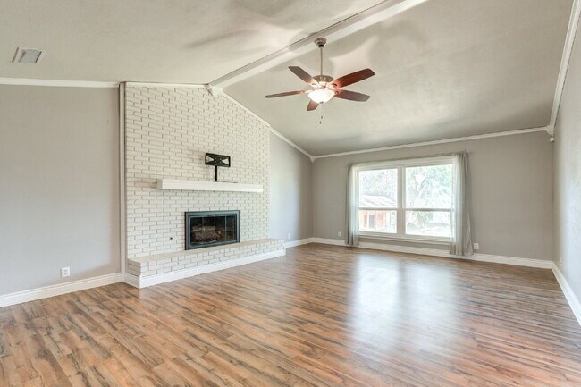 Building Photo - Renovated Three-Bedroom home in Central Lu...