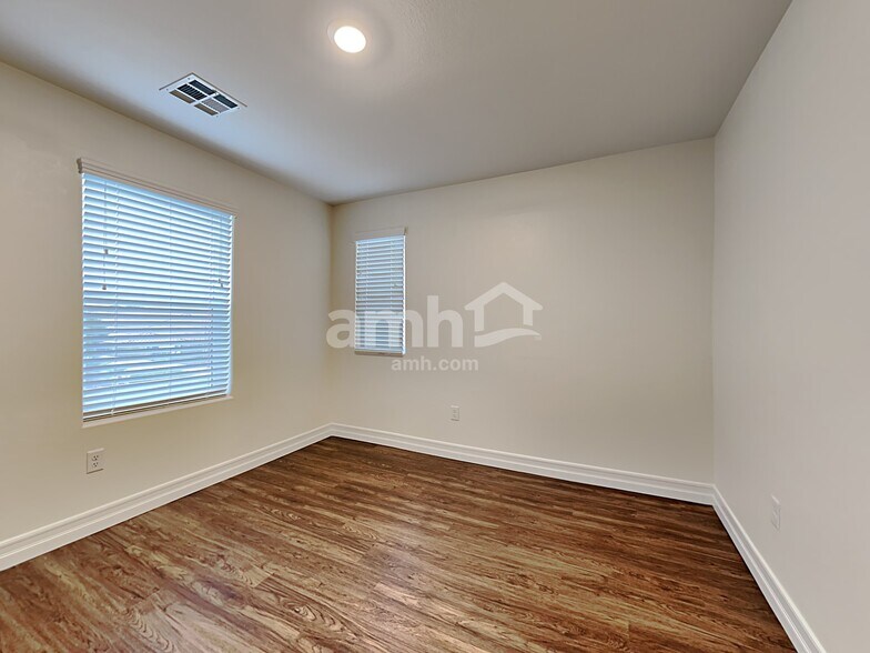 Building Photo - 5803 Petronius St