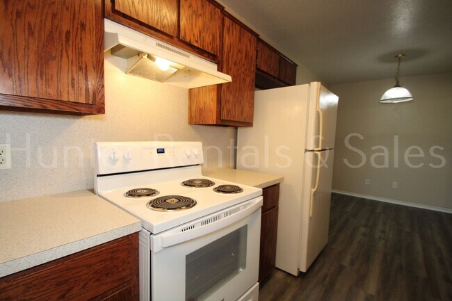 Building Photo - Spacious Duplex!